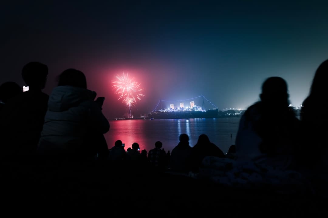 摄影师拍摄夜幕下的北京 灯亮起的一刻太惊艳了！